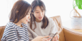 スマホを見る二人の女性